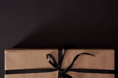 üstten görünüm Craft hediye kutusu siyah yüzey, siyah Cuma konsept üzerine sarılmış