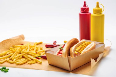 lezzetli sosisli patates kızartması kağıt ve beyaz ile yakın çekim çekim