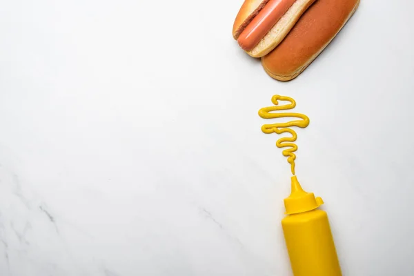 Draufsicht Auf Köstlichen Hot Dog Mit Senf Auf Weißem Marmor — Stockfoto