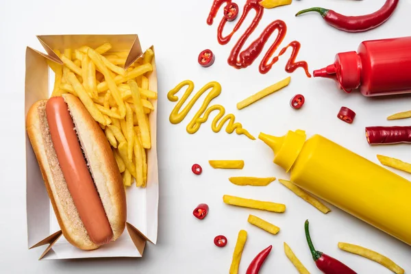 Ovanifrån Korv Och Pommes Frites Med Senap Och Ketchup Vit — Stockfoto
