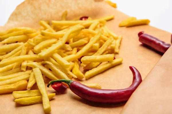 Lekkere Frietjes Met Pittige Pepers Perkamentpapier Wit — Stockfoto