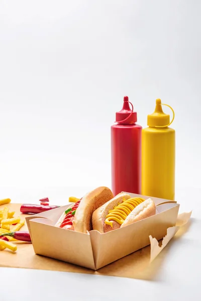 Primo Piano Deliziosi Hot Dog Con Patatine Fritte Carta Bianco — Foto Stock