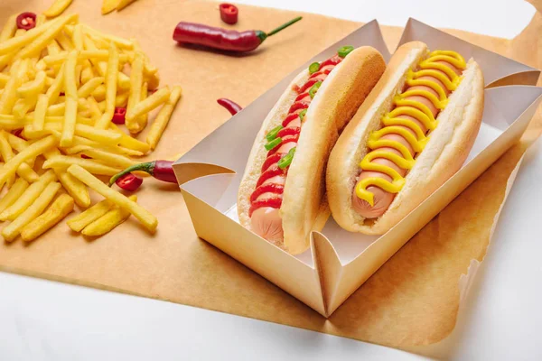 Nahaufnahme Von Leckeren Hot Dogs Mit Pommes Auf Papier — Stockfoto