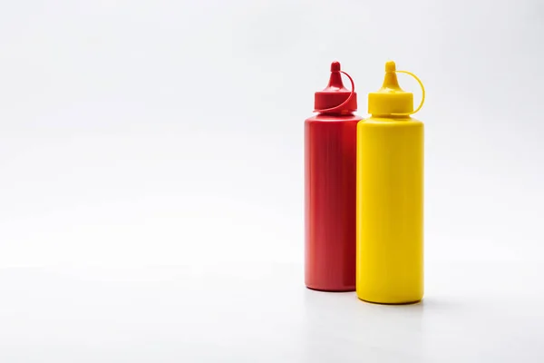 Close Garrafas Ketchup Mostarda Superfície Branca — Fotografia de Stock