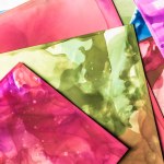 Salpicos verdes, vermelhos e roxos de tintas alcoólicas em folhas de papel como fundo abstrato