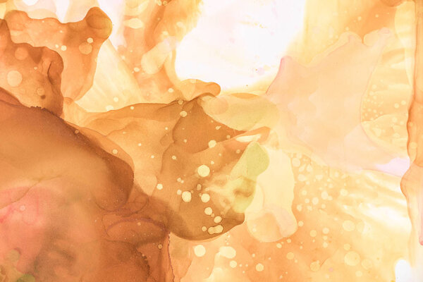 коричневые брызги алкогольных чернил на белом в качестве абстрактного фона
