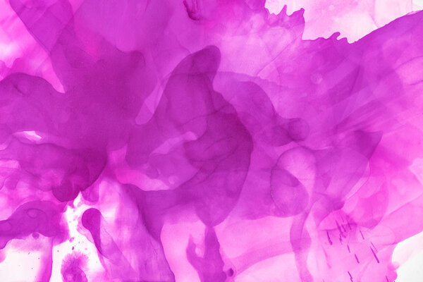 Фиолетовые брызги алкогольных чернил в качестве абстрактного фона
