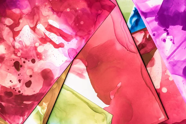 Schöne Rote Und Lila Farbspritzer Auf Papierbögen Als Abstrakter Hintergrund — Stockfoto