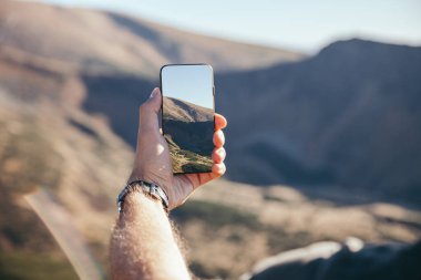 dağ smartphone, Karpatlar, Ukrayna ile fotoğraf çekici adam resmini kırpılmış