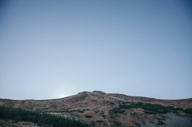 dramatik dağlar manzara mavi gökyüzü, Karpatlar, Ukrayna altında