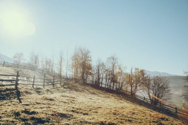 Vorokhta ahşap mera çit güneşli, Karpatlar, Ukrayna