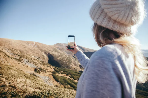 Vista Posteriore Della Donna Scattare Foto Montagna Con Smartphone Carpazi — Foto Stock