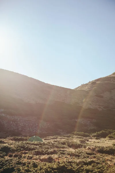 Piękne Góry Krajobraz Pod Zachód Słońca Niebo Sun Flare Karpaty — Darmowe zdjęcie stockowe