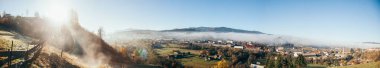 Panoramik güzel dağları ve Vorokhta şehir altında mavi gökyüzü, Karpatlar, Ukrayna