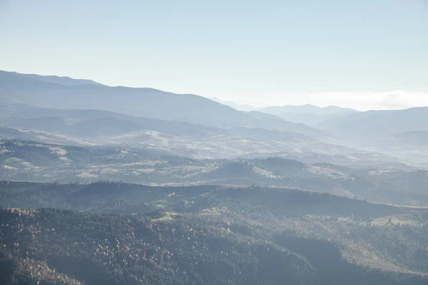 Diesige Berglandschaft Unter Blauem Himmel Karpaten Ukraine — Stockfoto