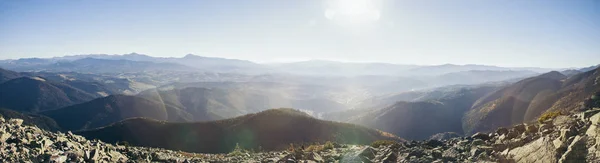 Panoramautsikt Vakre Fjellandskap Sollys Karpatene Ukraina – stockfoto