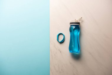 fitness izci spor şişe ile üstten görünüm mavi ve mermer, minimalist kavramı 