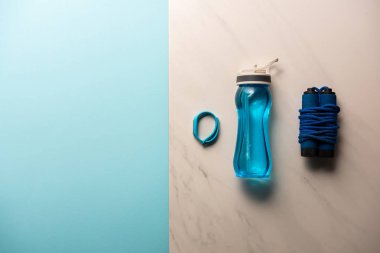 yükseltilmiş görünümü mavi, minimalist kavramı ve mermer üzerinde düzenlenen spor equimpent 
