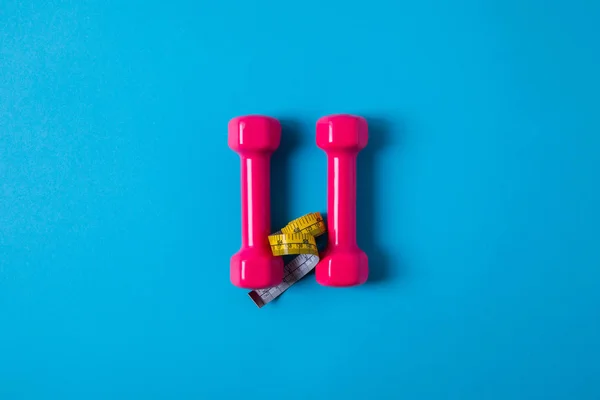 Ölçüm Bandı Pembe Dumbbells Izole Mavi Minimalist Kavramı Üzerinde Sarı — Stok fotoğraf