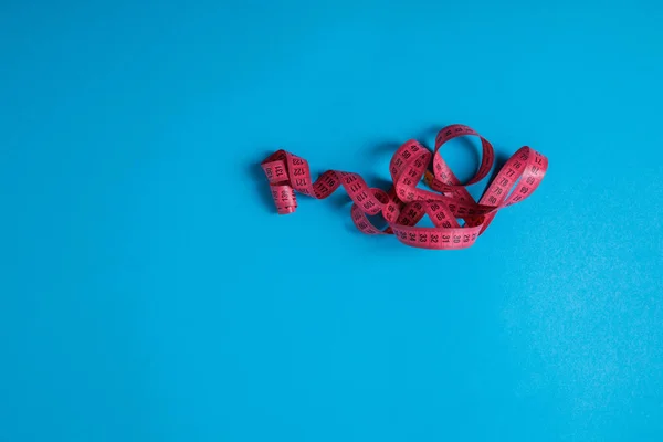 Υπερυψωμένη Θέαση Του Ροζ Μεζούρα Απομονώνονται Μπλε Μινιμαλιστική Έννοια — Φωτογραφία Αρχείου