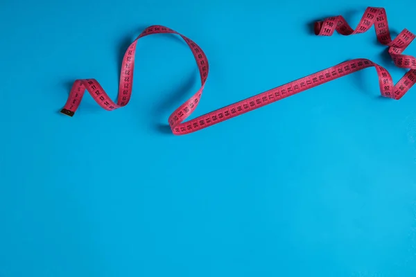 Top View Pink Measuring Tape Isolated Blue Minimalistic Concept — Stock Photo, Image