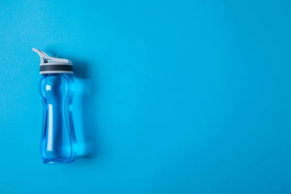 Vista Desde Arriba Botella Deporte Con Agua Aislada Concepto Azul —  Fotos de Stock