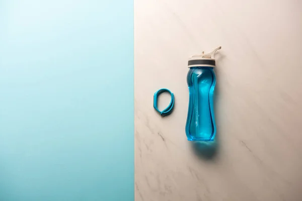 Top View Fitness Tracker Sport Bottle Blue Marble Minimalistic Concept — Stok Foto