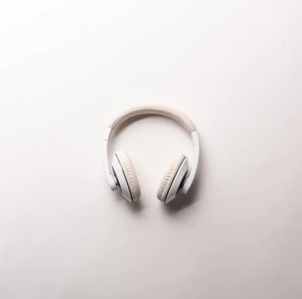 Blick Von Oben Auf Kopfhörer Isoliert Auf Weißem Minimalistischem Konzept — Stockfoto