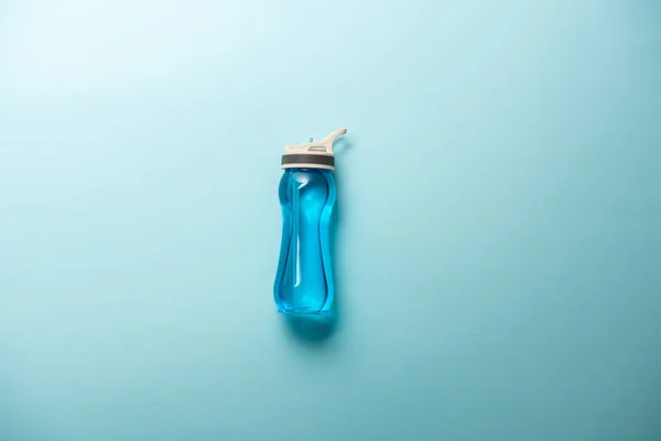 Повышенный Вид Спортивной Бутылки Изолированной Синей Минималистской Концепции — стоковое фото