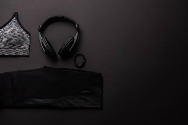 siyah, minimalist kavram izole jimnastik salonu ekipman ile düzenlenen kompozisyon yükseltilmiş görünümü 