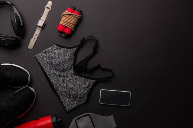 düz lay görücü usulü siyah izole jimnastik salonu ekipman kümesi ile 