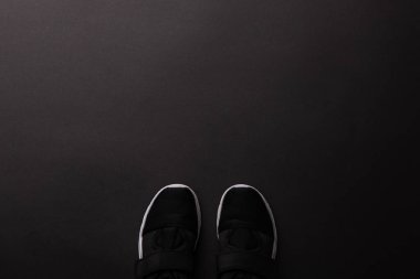 sportif Ayakkabı izole siyah, minimalist kavramı üzerinde üstten görünüm 