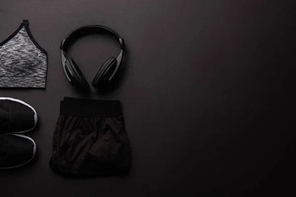 Top View Arranged Sportswear Headphones Isolated Black Minimalistic Concept — Free Stock Photo