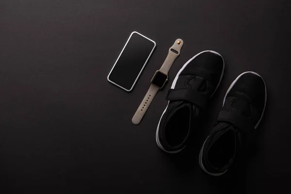 Bovenaanzicht Gearrangeerde Smartphone Smartwatch Sneakers Geïsoleerd Zwart Minimalistische Concept — Stockfoto