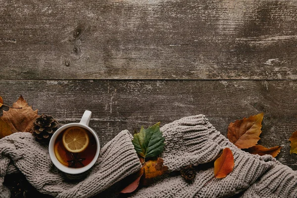 Couche Plate Avec Pull Gris Feuilles Tombées Tasse Thé Sur — Photo