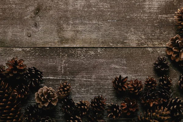 แบนวางก บการจ ดเร ยงของก อนสนบนโต ะไม — ภาพถ่ายสต็อกฟรี