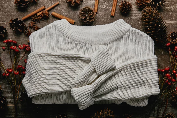 Tendido Plano Con Suéter Blanco Conos Pino Palitos Canela Bayas — Foto de Stock
