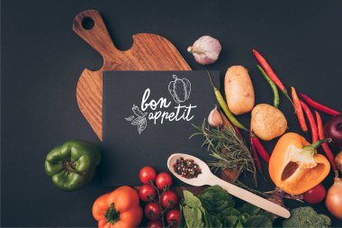 «Ana sayfa» kara tahta görünümü gri masada sebzeli ahşap masa üzerinde bon olsun yazı