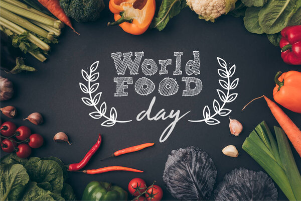 Верхний вид спелых овощей на сером столе, Всемирный день еды
