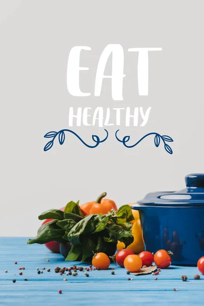 平底锅与成熟的有机蔬菜在桌子上 吃健康的刻字 — 图库照片
