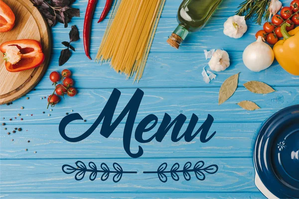Vista Superior Ingredientes Para Cozinhar Macarrão Mesa Azul Letras Menu — Fotografia de Stock