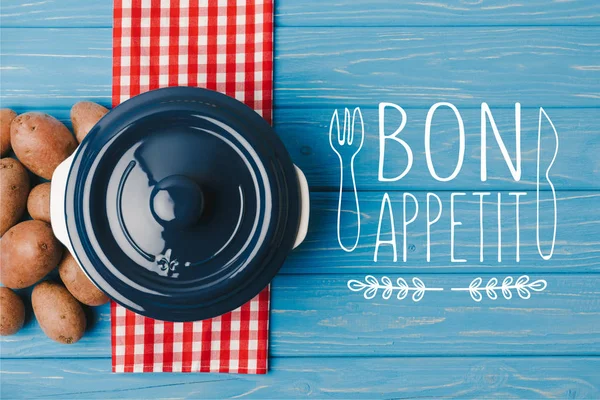 Draufsicht Auf Pfanne Und Kartoffeln Auf Blauem Tisch Guten Appetit — Stockfoto