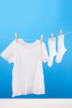 temiz beyaz t-shirt ve clothesline mavi asılı çorap