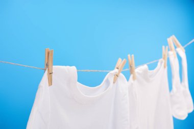 temiz beyaz t-shirt ve mavi izole clothesline asılı çorap görmek