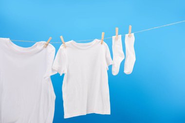 temiz beyaz t-shirt ve mavi izole clothesline asılı çorap