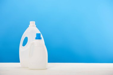 Çamaşırhane sıvılar ile plastik kaplar yakından görmek mavi