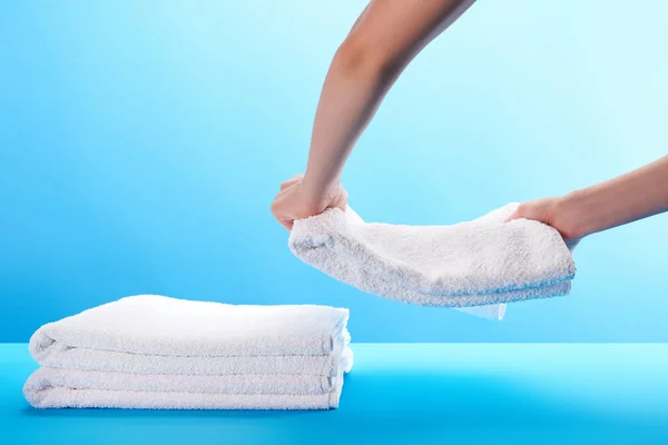 Visão Parcial Pessoa Empilhando Toalhas Brancas Macias Limpas Azul — Fotografia de Stock