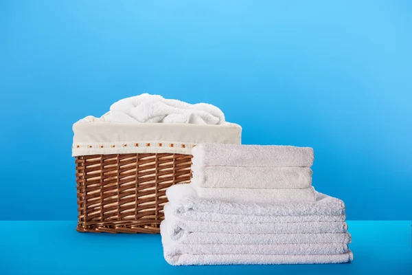 Γκρο Πλαν Θέα Λευκό Καθαρές Πετσέτες Και Καλάθι Ρούχων Μπλε — Φωτογραφία Αρχείου