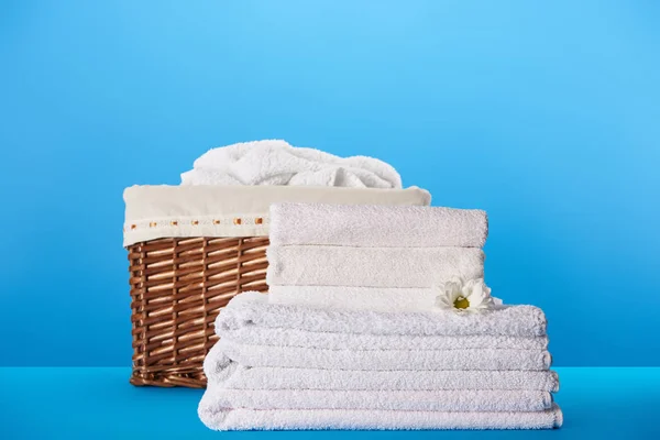 Close View White Clean Towels Chamomile Flower Laundry Basket Blue — Stok Foto