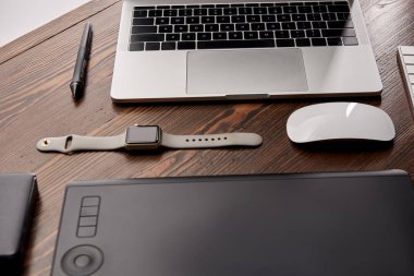 grafik tasarımcı çalışma alanı üzerinde çeşitli aygıtları oluşur